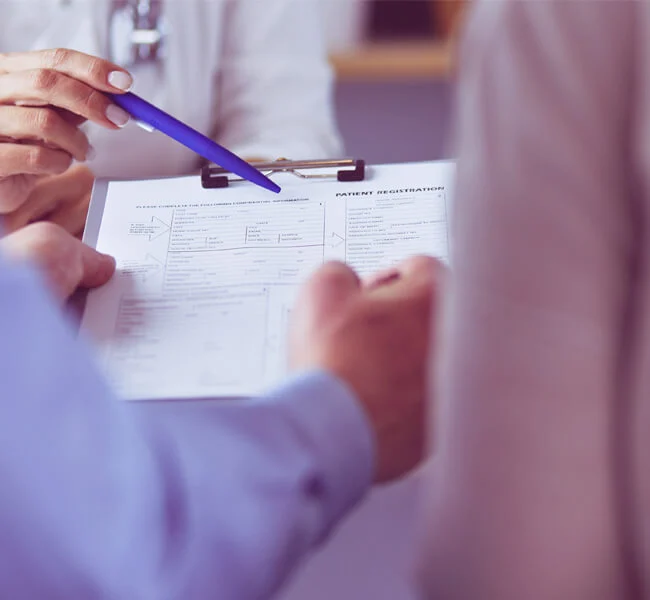 Infirmière d'IRIFIV accompagnant un patient lors des formalités d'admission à la clinique