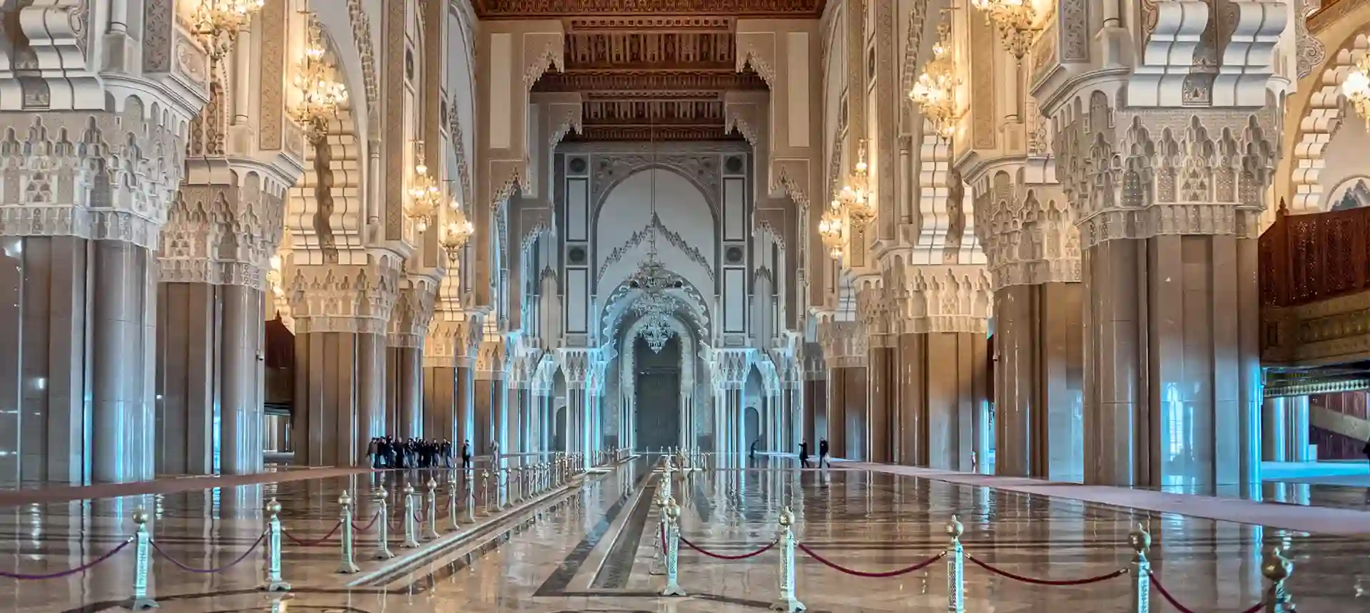 Intérieur de la Mosquée Hassan II à Casablanca, monument emblématique conseillé aux patients d'IRIFIV
