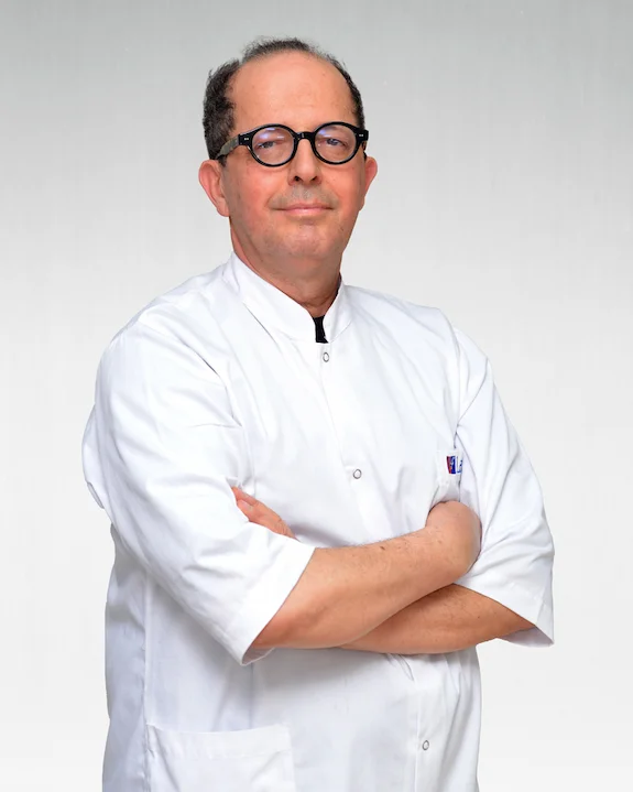 Portrait du Dr Noureddine Louanjli, biologiste médical et embryologiste chez IRIFIV Casablanca