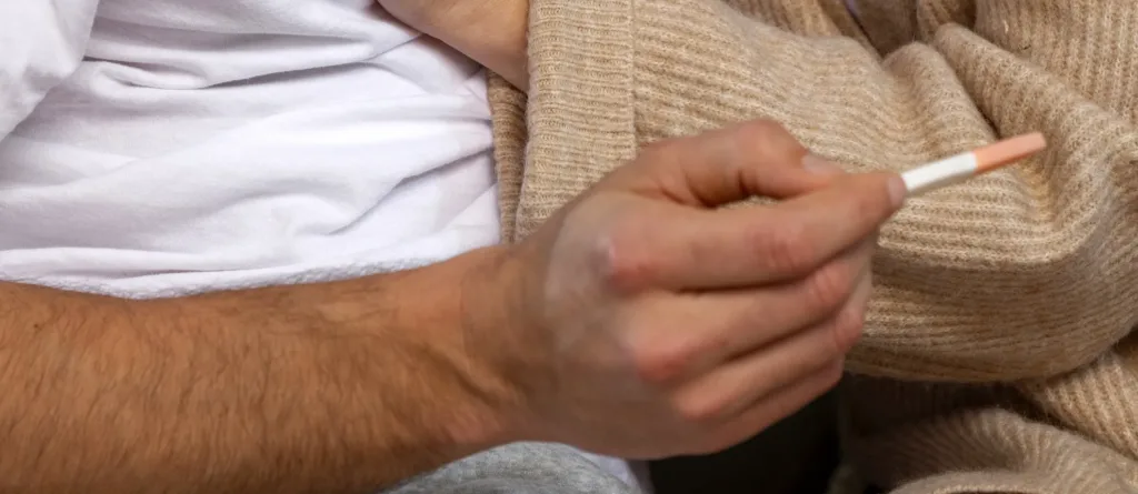 Partenaire offrant soutien émotionnel et pratique pour la fertilité