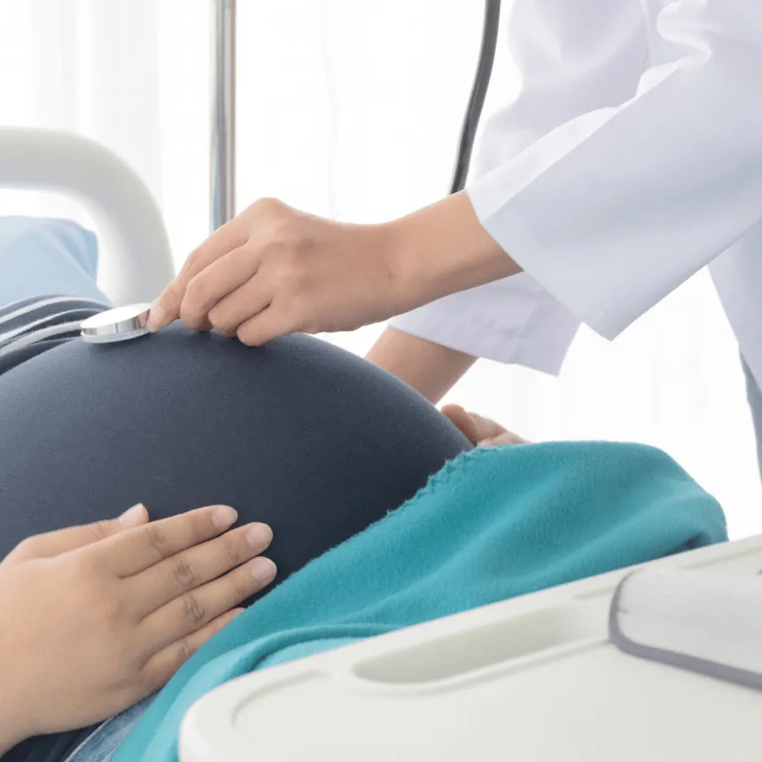 Centre de fertilité IRIFIV à Casablanca Médecin d'IRIFIV examinant une patiente lors d'une consultation de suivi de fertilité à Casablanca