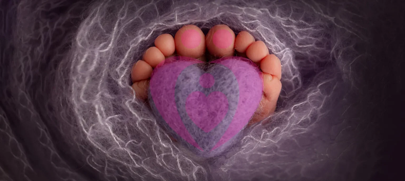 Pieds de bébé formant un cœur, symbole des naissances rendues possibles grâce à l'expertise d'IRIFIV, centre de fertilité au Maroc