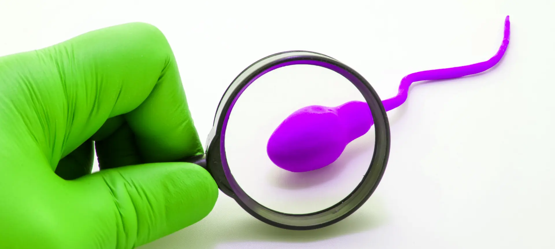 Homme réalisant un examen de fertilité au centre IRIFIV Casablanca – évaluation complète de la fertilité masculine