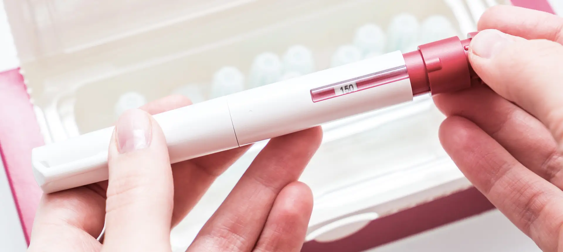 Instructions d’injection de stimulation ovarienne – IRIFIV Casablanca Femme préparant une injection de stimulation ovarienne – Centre de fertilité IRIFIV Casablanca